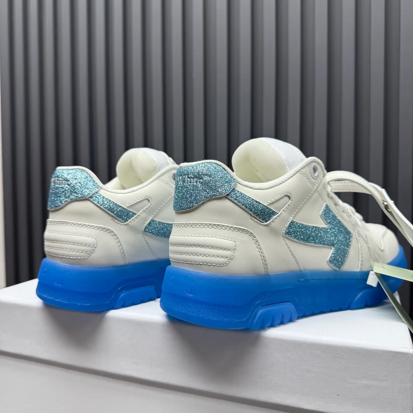 【off- white】P: 620💰Couple model👫, Size: 35-44 (Customized for men 38.45.46) High-quality version👊 "Out of office" series original molding, original lasting, production process 1:1 Original ➰OFF GRAY WHITE OW ➰ First-layer cowhide Imported skin-friendly and environmentally friendly polyester mesh Original molding high elastic and environmentally friendly molding pad Made with the original lasting process. The original molded rubber outsole (never yellows and deforms) has a super correct shape, bright color and strong three-dimensional effect👍. Packaging💯Full set of packaging synchronized with the official website (branded paper, certificate of quality, branded cloth bag)